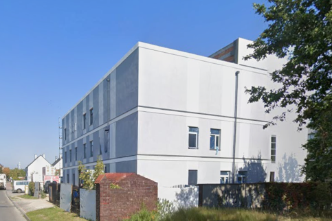 Budynek Szpitala Mazovia w Ząbkach - nowoczesna fasada placówki medycznej widoczna od strony ulicy